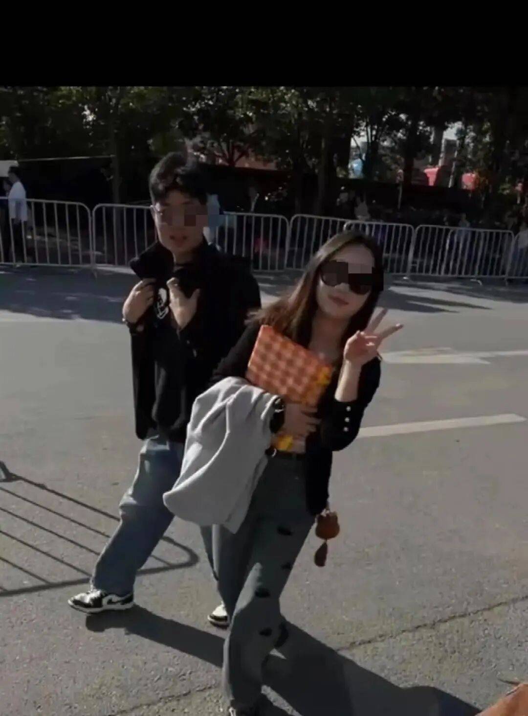 “中国两游客在马来西亚失踪”后续：男子手机定位仍在海底<strong></p>
<p>原油户</strong>，其姐姐加急办好护照即将赴事发地