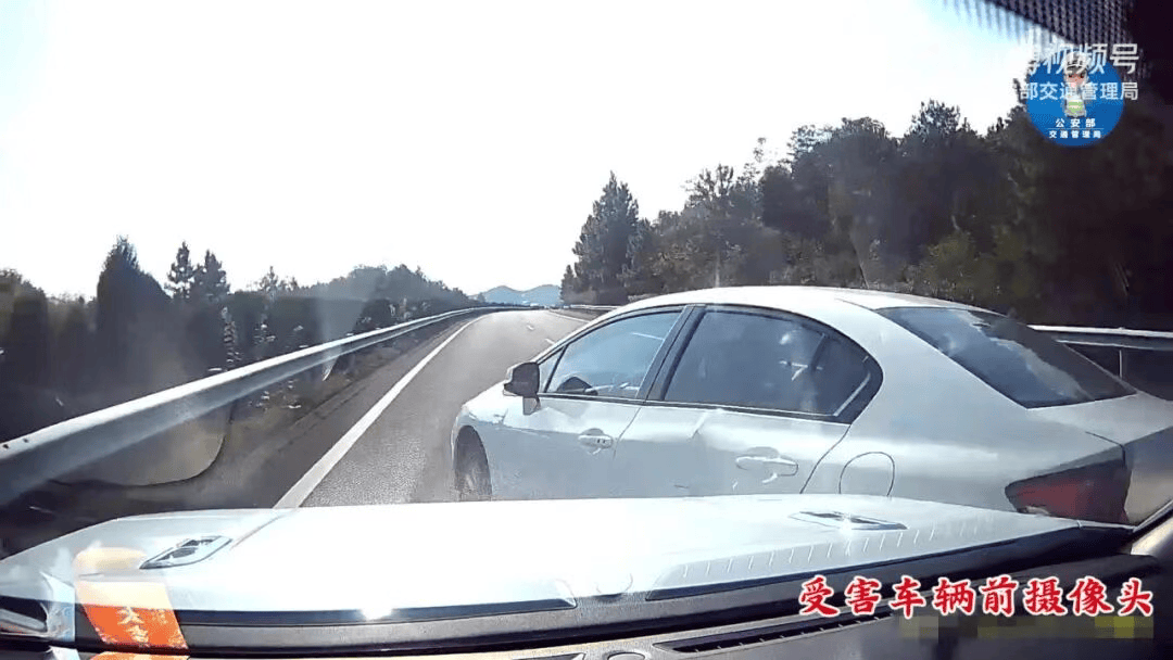 “我撒谎天打雷劈！”男子高速突然强行变道致翻车<strong></p>
<p>原油户</strong>，反诬赖对方
