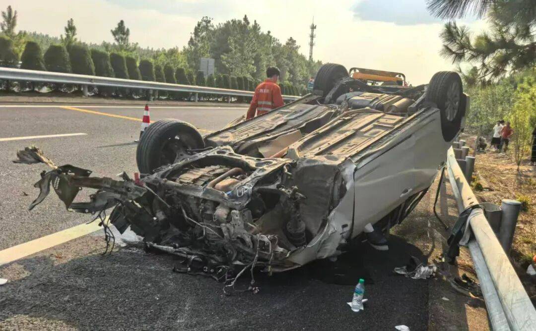“我撒谎天打雷劈！”男子高速突然强行变道致翻车<strong></p>
<p>原油户</strong>，反诬赖对方