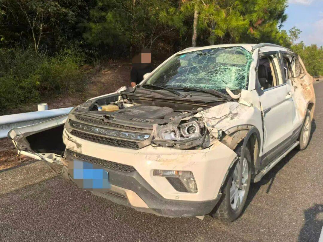 “我撒谎天打雷劈！”男子高速突然强行变道致翻车<strong></p>
<p>原油户</strong>，反诬赖对方
