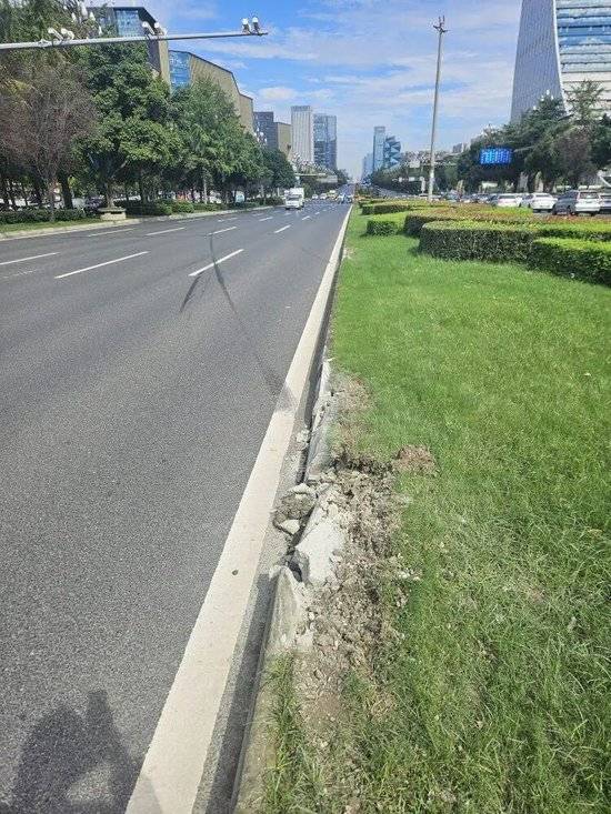 小米汽车失控起火司机遇难<strong></p>
<p>点差原油</strong>，目击者称车速150km/h，实探事故地：燃烧留下的印记仍在