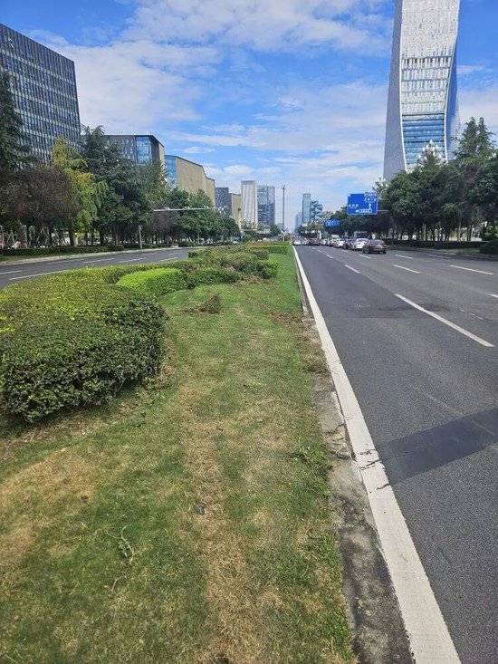 小米汽车失控起火司机遇难<strong></p>
<p>点差原油</strong>，目击者称车速150km/h，实探事故地：燃烧留下的印记仍在