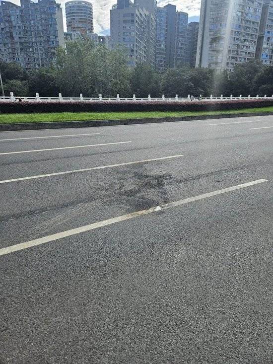小米汽车失控起火司机遇难<strong></p>
<p>点差原油</strong>，目击者称车速150km/h，实探事故地：燃烧留下的印记仍在