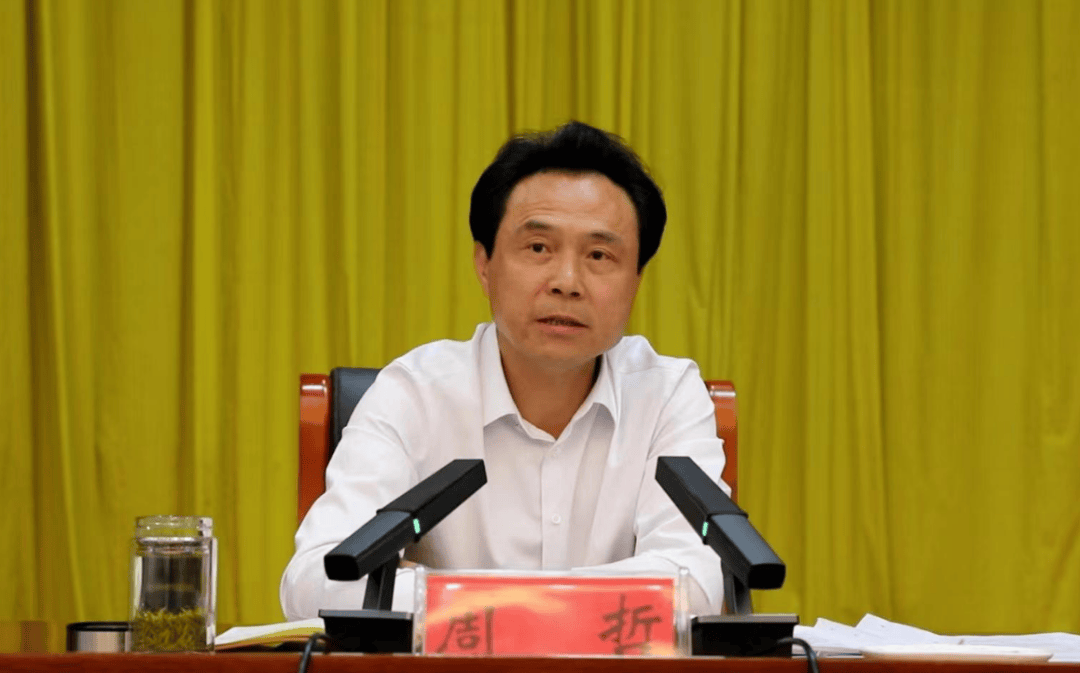 当过9年县长、2年县委书记<strong></p>
<p>点差原油</strong>，周哲向公务人员赠送明显超出正常礼尚往来的礼品