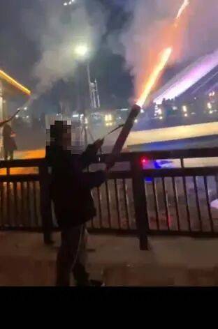 10岁男孩被烟花击中头部身亡<strong></p>
<p>点差原油</strong>，14岁嫌疑人被告上法庭，最新进展→