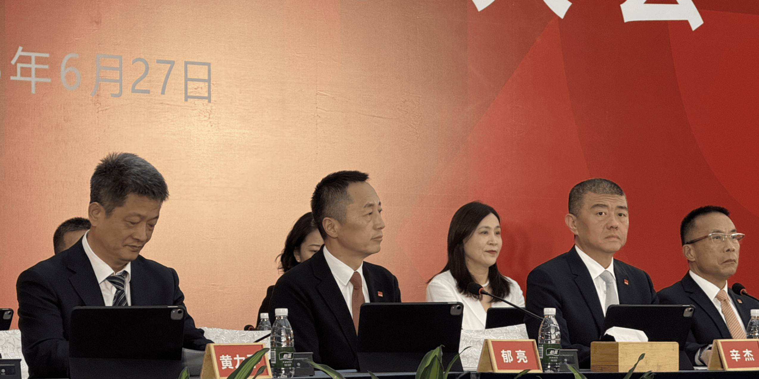 万科董事长辛杰辞职！年薪0元、原定明年退休<strong></p>
<p>点差原油</strong>，曾多次代表深铁力挺万科