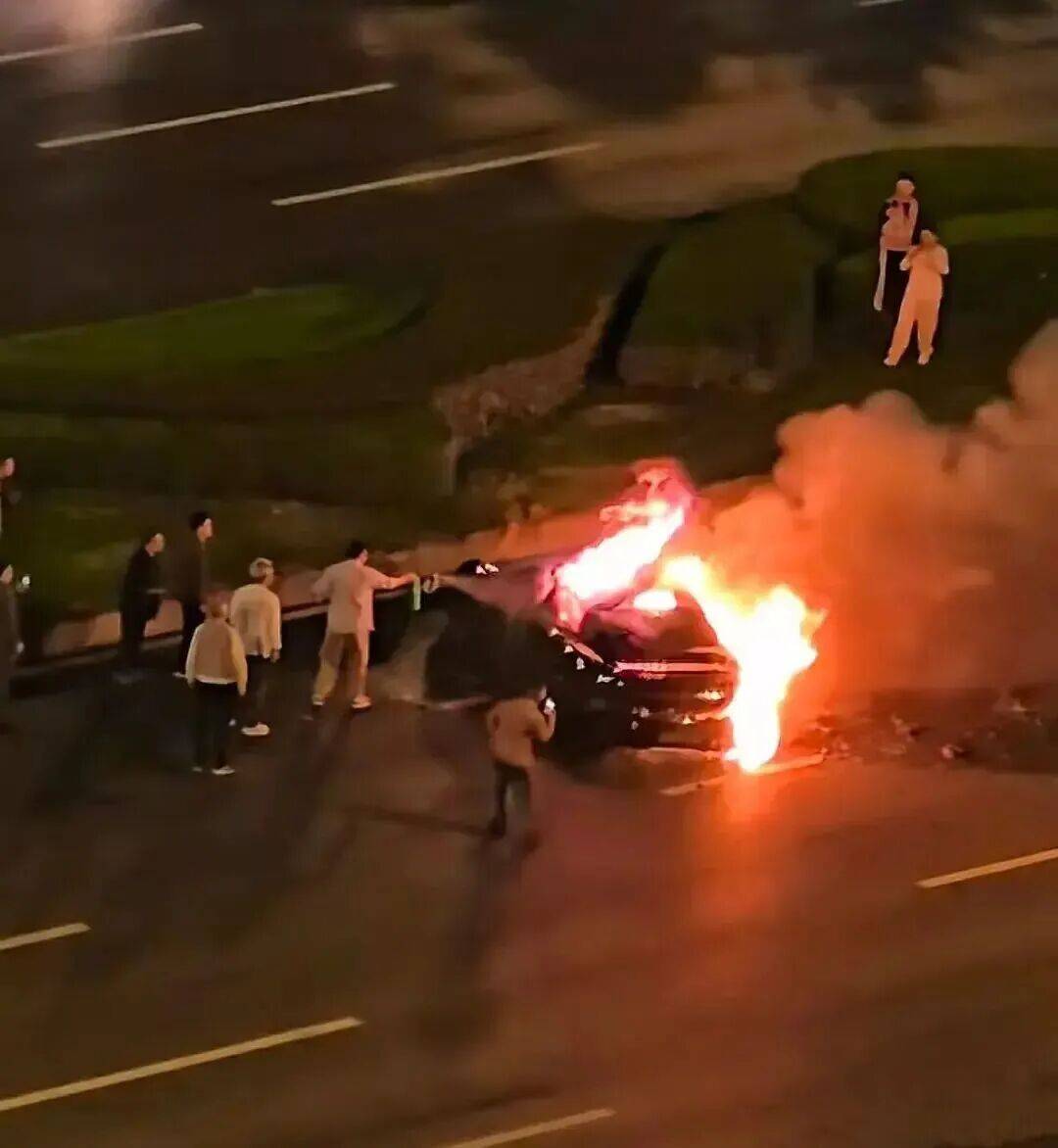 一辆SU7碰撞后爆燃<strong></p>
<p>点差原油</strong>，多人救援未果！小米股价重挫近8%！
