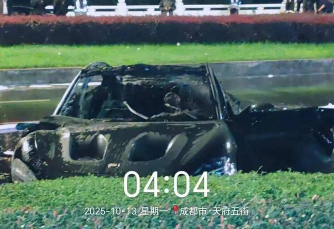 一辆SU7碰撞后爆燃<strong></p>
<p>点差原油</strong>，多人救援未果！小米股价重挫近8%！