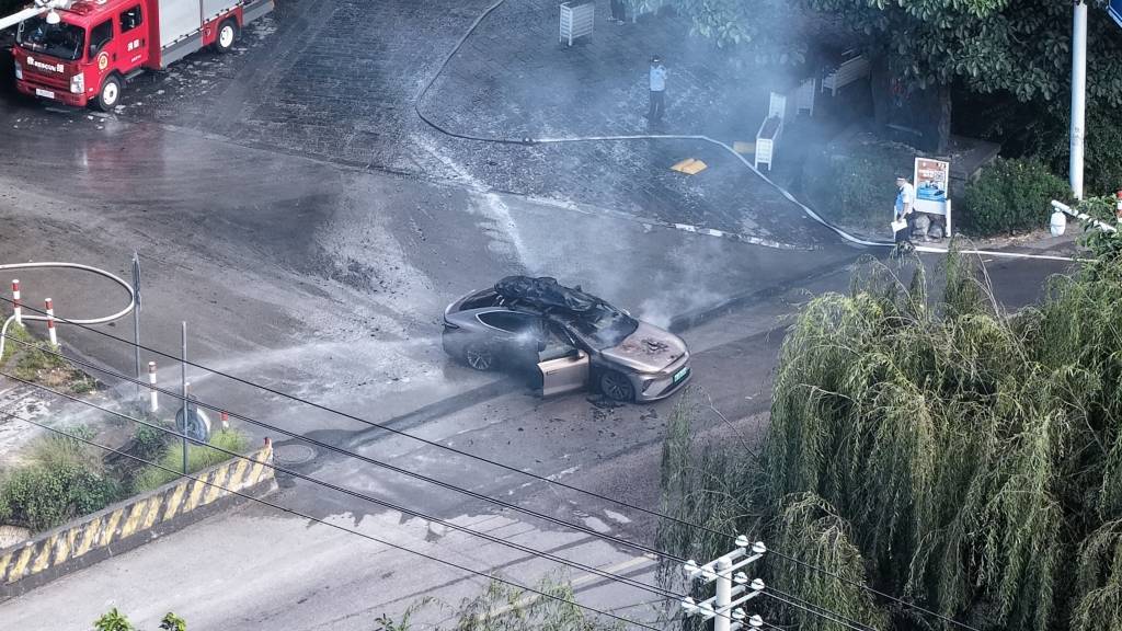 一辆蔚来牌轿车在大理一景区外起火<strong></p>
<p>现货原油走势</strong>，一家四口撤离及时无伤亡