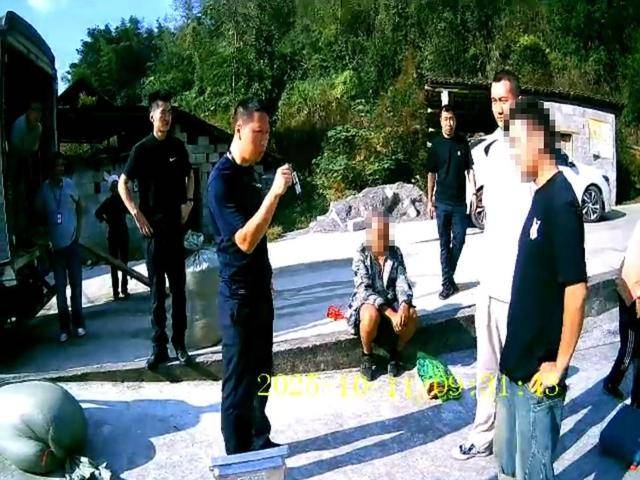 100斤玉米上秤秒变60斤？贵州一村民遭“鬼秤”骗粮！民警出手<strong></p>
<p>原油今日走势</strong>，5人被拘