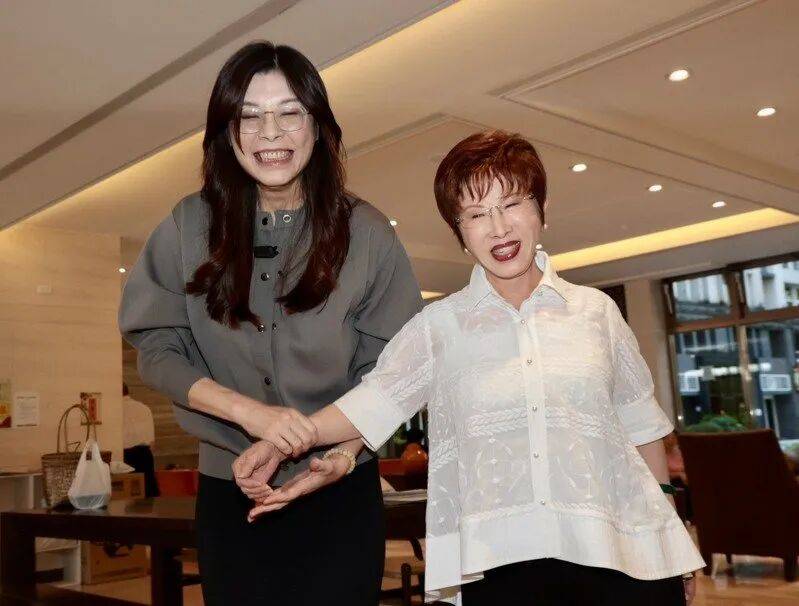 到底支持谁当党主席？当着郑丽文的面<strong></p>
<p>魔兽世界原油</strong>，洪秀柱说出了自己的答案