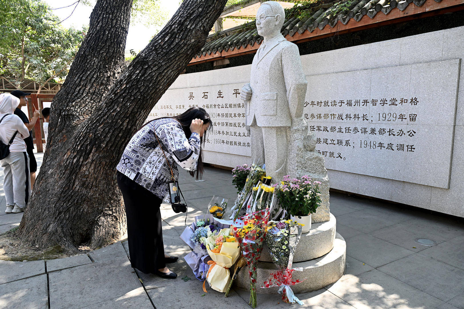 《沉默的荣耀》联合出品人：<strong></p>
<p>中国石化中原油田</strong>我们最终选择向真实深深鞠躬