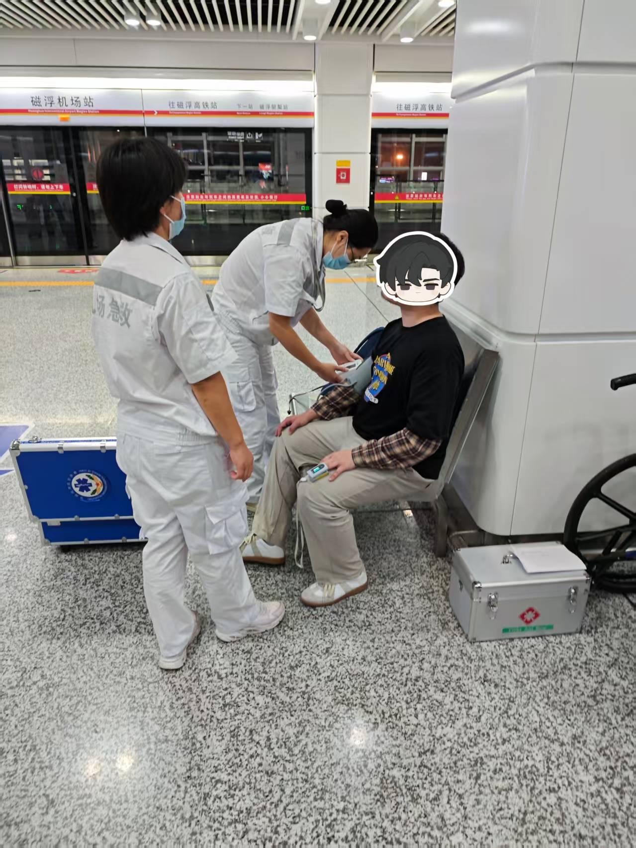 旅客长沙下飞机欲乘坐磁浮列车往城区找朋友<strong></p>
<p>中国石化中原油田</strong>，突发呼吸不畅，民警与医护人员接力救援