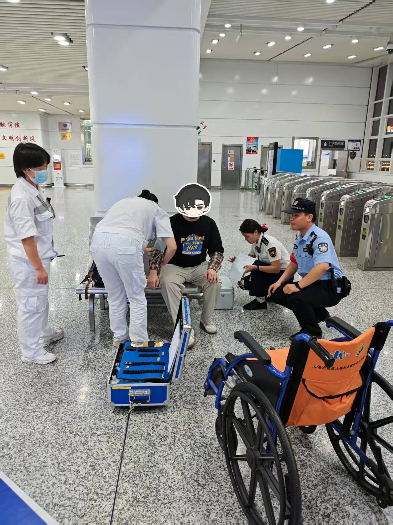 旅客长沙下飞机欲乘坐磁浮列车往城区找朋友<strong></p>
<p>中国石化中原油田</strong>，突发呼吸不畅，民警与医护人员接力救援