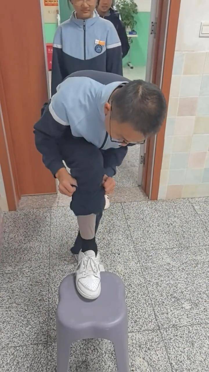 长春一班主任课前让学生排队受检“是否穿秋裤”<strong></p>
<p>中国石化中原油田</strong>，网友点赞：以后你会感谢老师