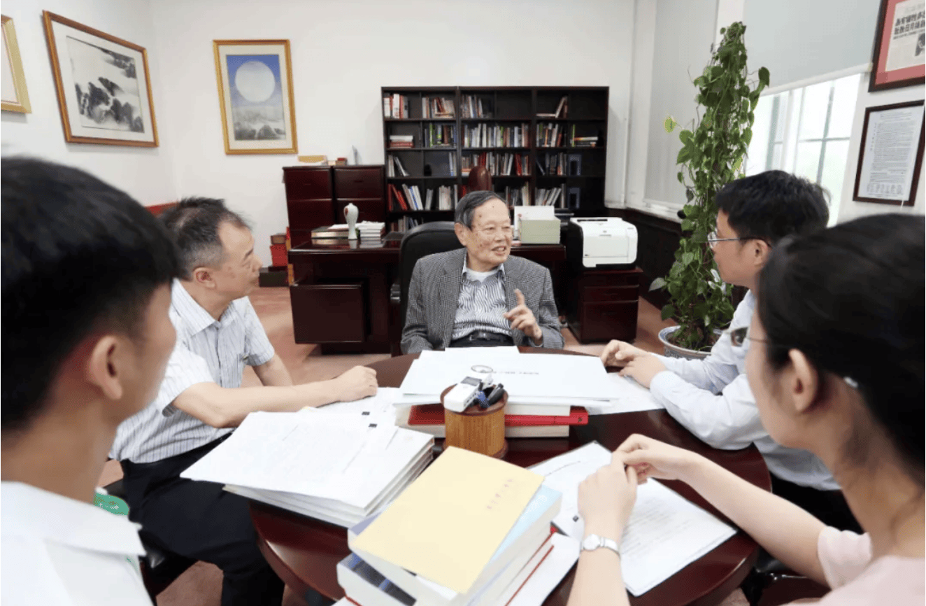 杨振宁为什么连续32年担任东莞理工学院名誉校长<strong></p>
<p>中国石化中原油田</strong>？