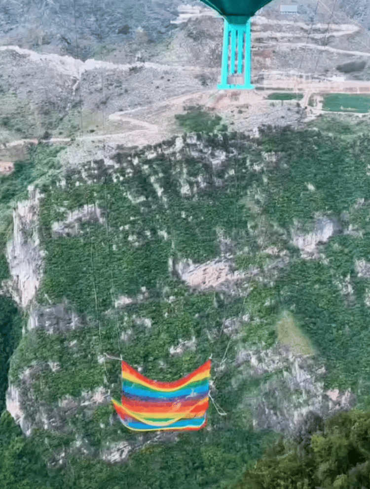 贵州花江峡谷大桥无绳蹦极引热议<strong></p>
<p>中国石化中原油田</strong>，工作人员：20-50米高度自选，下方有160㎡安全网接住