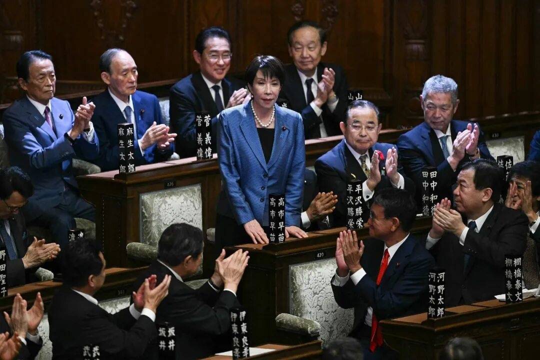 石破茂卸任当天<strong></p>
<p>美原油06</strong>，离开官邸时笑得合不拢嘴；此前吐槽当首相太累，没多少让人开心的事情