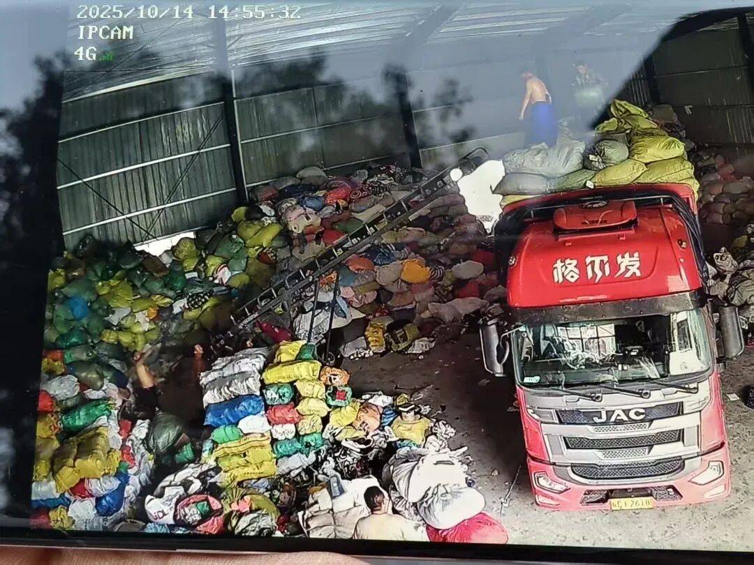 江西一女生误卖奶奶藏有13万元黄金首饰的旧衣<strong></p>
<p>美原油06</strong>，回收站：没安装监控没发现金器，分拣工人是临时工