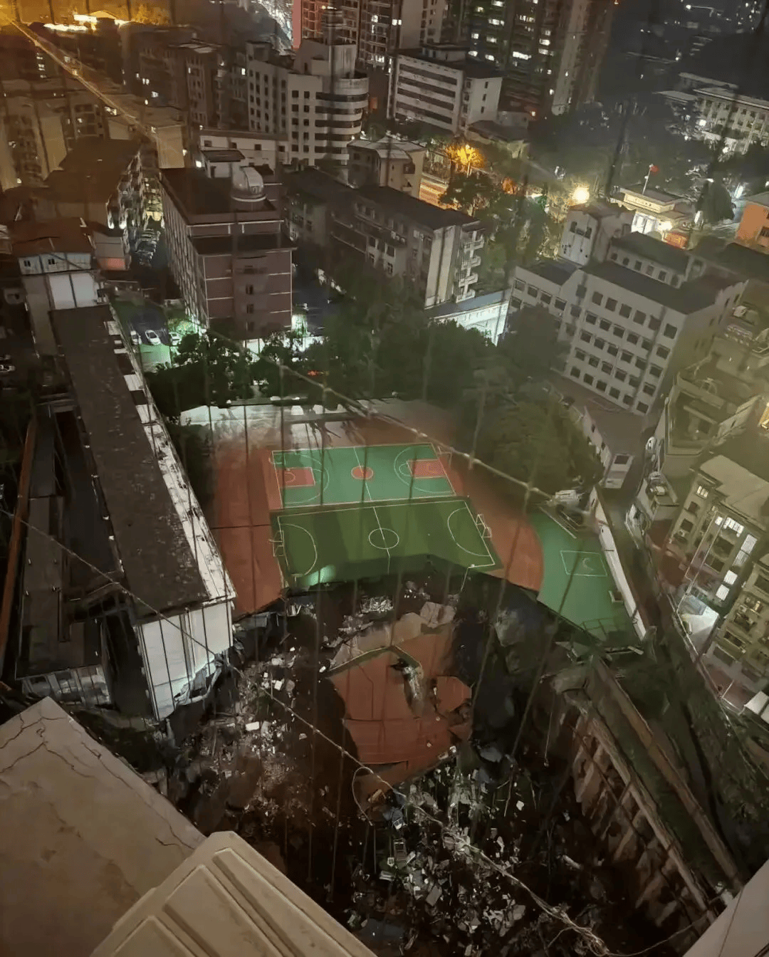 近4000人小学突发坍塌形成巨大坑洞<strong></p>
<p>美原油06</strong>,操场塌下去一半,“还好发生在夜里”