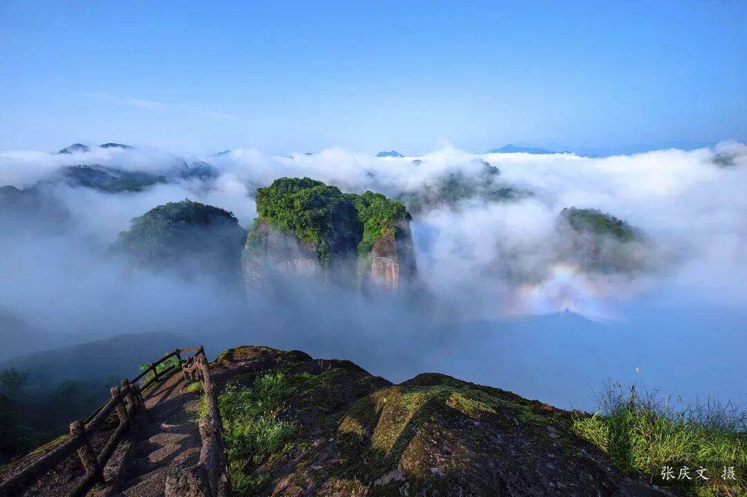 为什么年轻人迷上了爬山？ | 秋高气爽<strong></p>
<p>美原油06</strong>，是时候出发了→