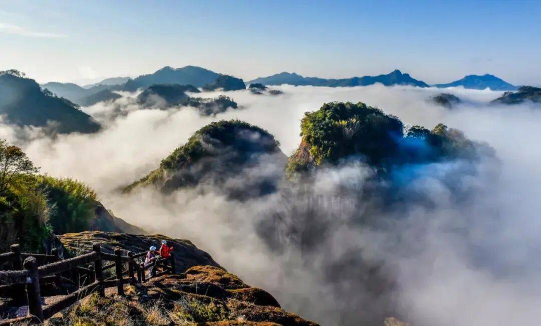 为什么年轻人迷上了爬山？ | 秋高气爽<strong></p>
<p>美原油06</strong>，是时候出发了→