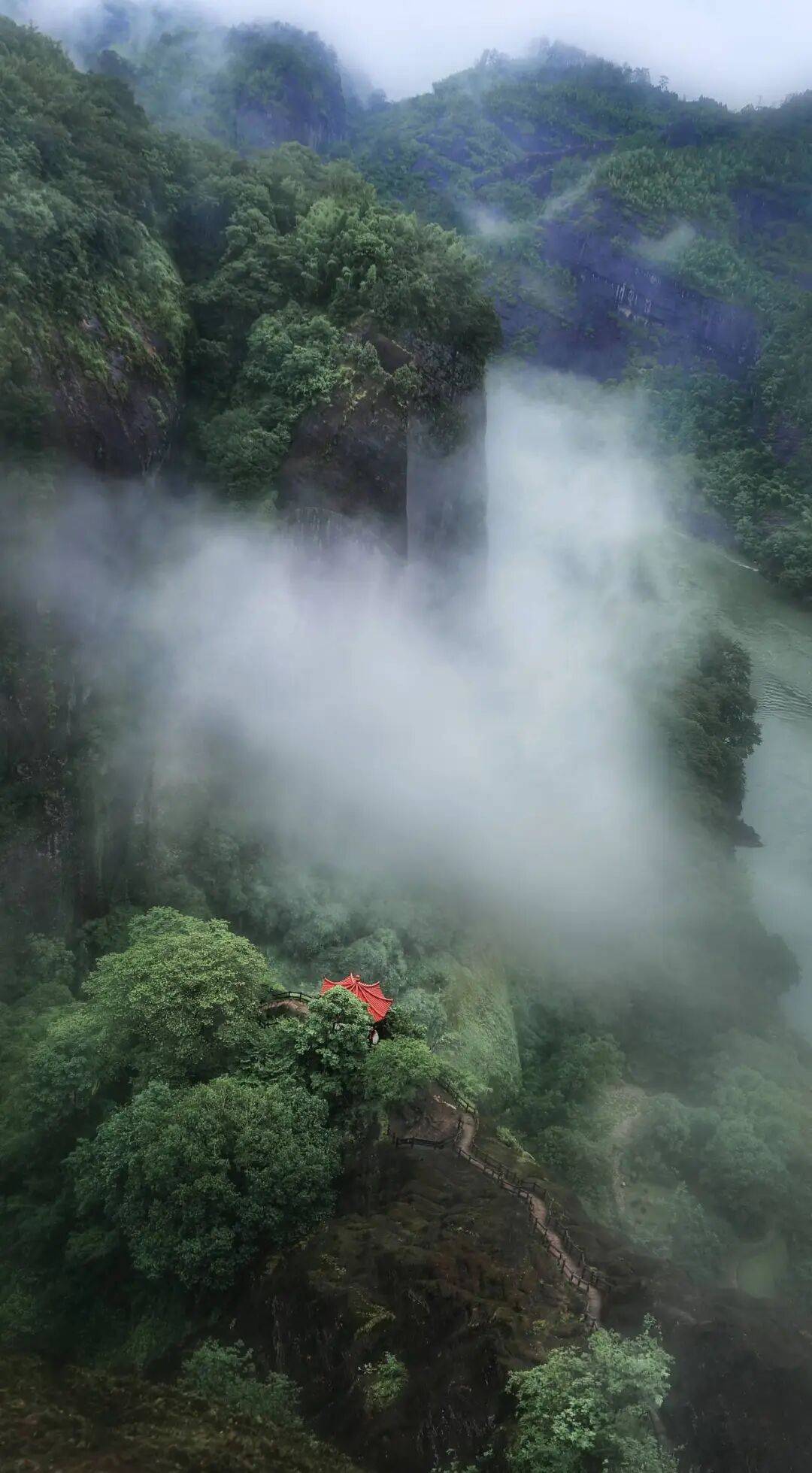 为什么年轻人迷上了爬山？ | 秋高气爽<strong></p>
<p>美原油06</strong>，是时候出发了→