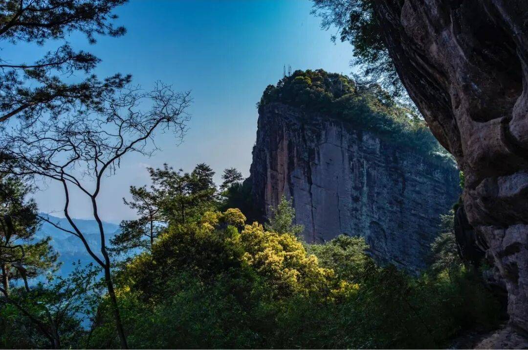 为什么年轻人迷上了爬山？ | 秋高气爽<strong></p>
<p>美原油06</strong>，是时候出发了→