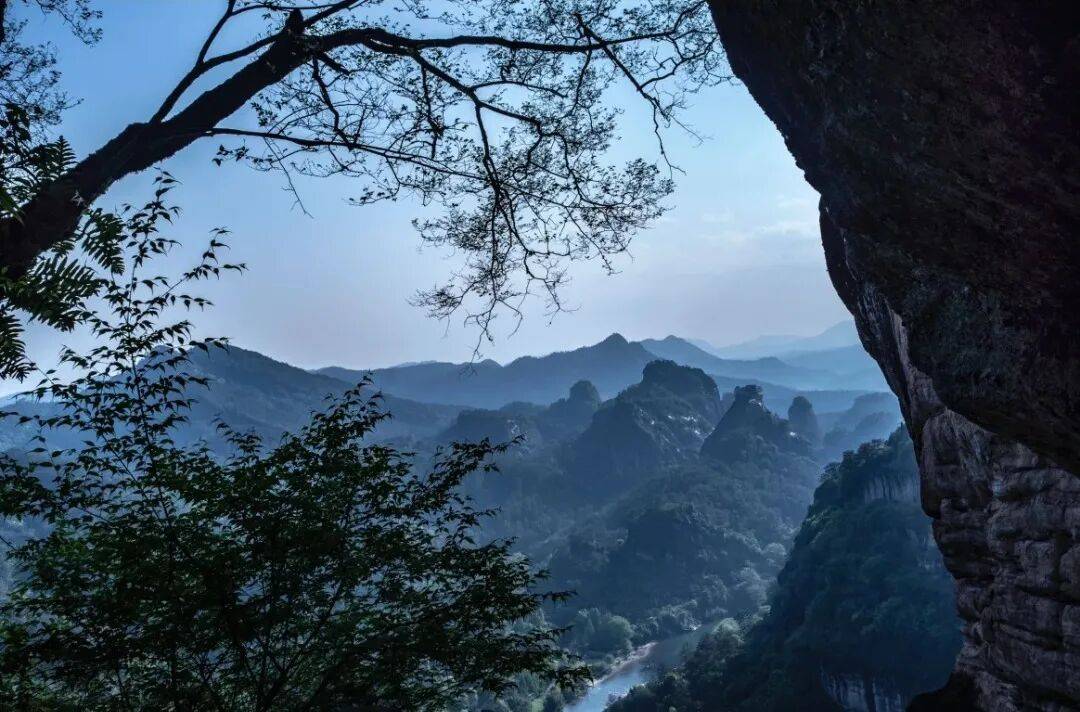 为什么年轻人迷上了爬山？ | 秋高气爽<strong></p>
<p>美原油06</strong>，是时候出发了→