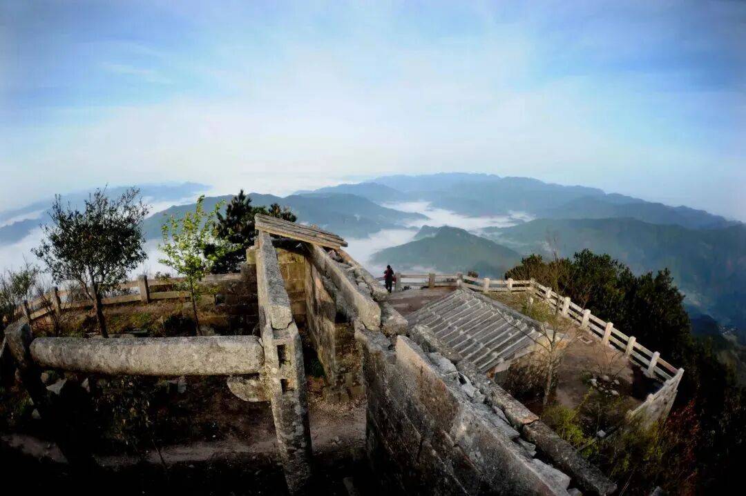 为什么年轻人迷上了爬山？ | 秋高气爽<strong></p>
<p>美原油06</strong>，是时候出发了→