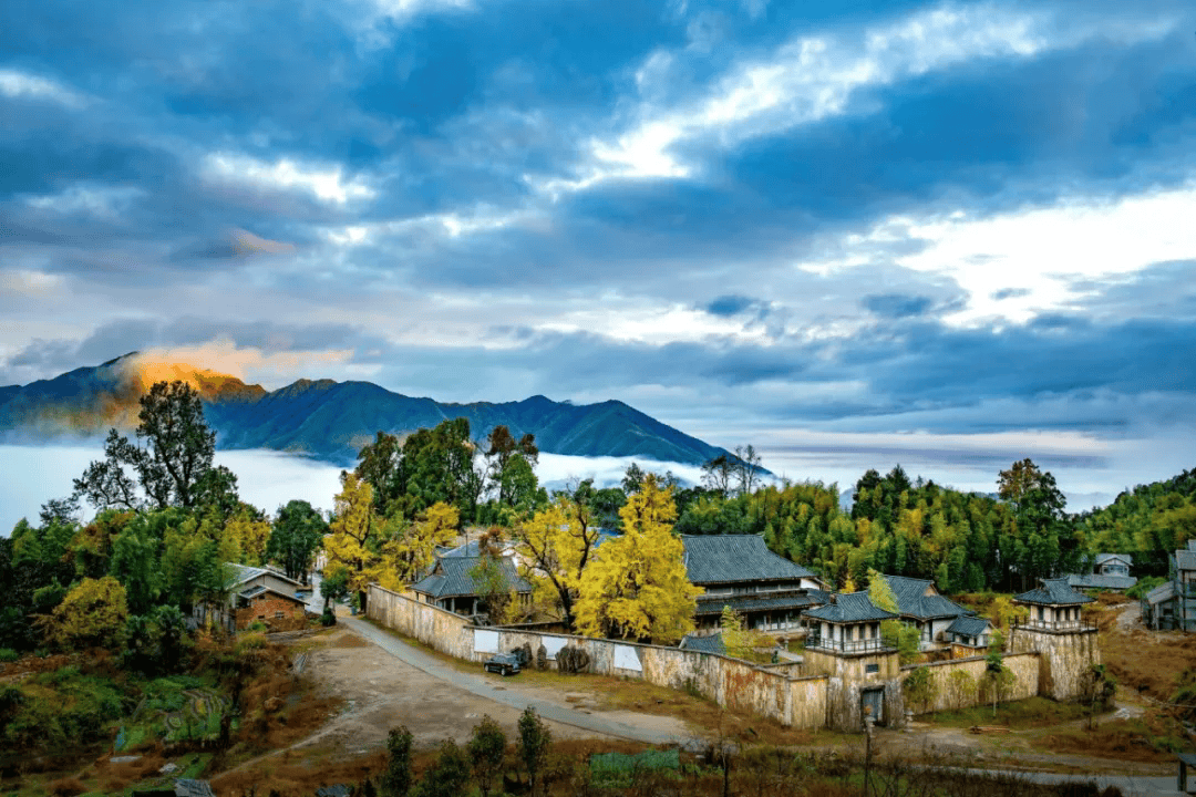 为什么年轻人迷上了爬山？ | 秋高气爽<strong></p>
<p>美原油06</strong>，是时候出发了→