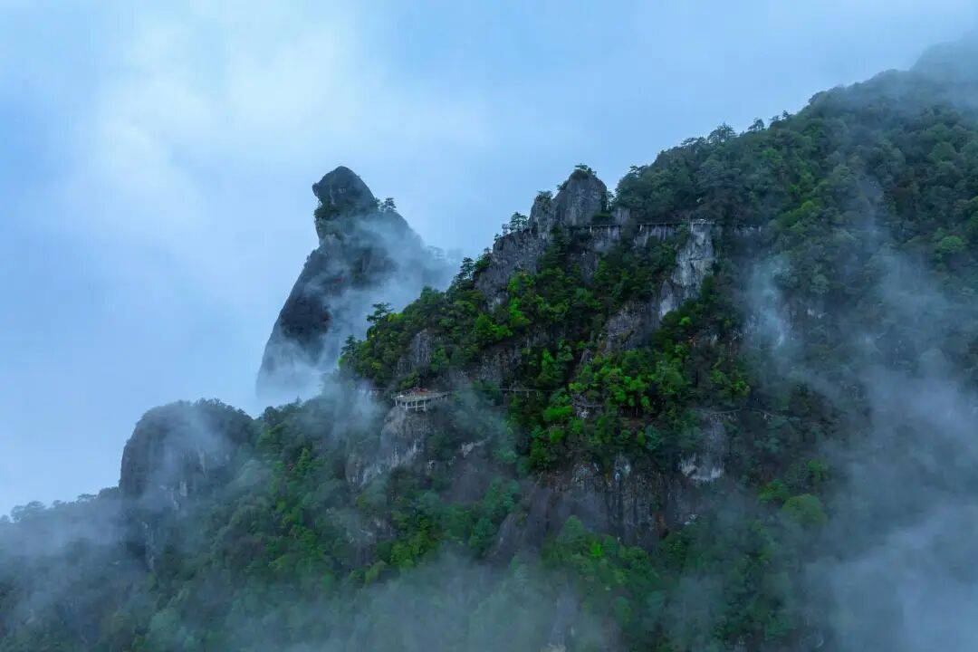 为什么年轻人迷上了爬山？ | 秋高气爽<strong></p>
<p>美原油06</strong>，是时候出发了→
