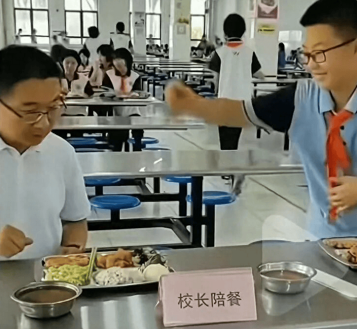 因“被学生抢鸡排”走红的校长病逝<strong></p>
<p>美原油现货</strong>，其子：月初刚做心血管手术，约千人赶来送最后一程