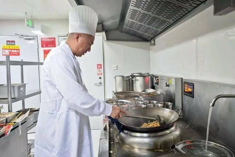 国铁成都局推出17元高铁盒饭:门店现炒<strong></p>
<p>布伦原油</strong>,送餐到座