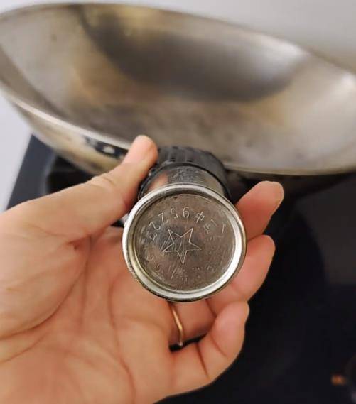 铁锅用了二三十年仍不粘不锈<strong></p>
<p>原油与股票</strong>,女子在线寻厂家想“再买一个”,厂家称已停产