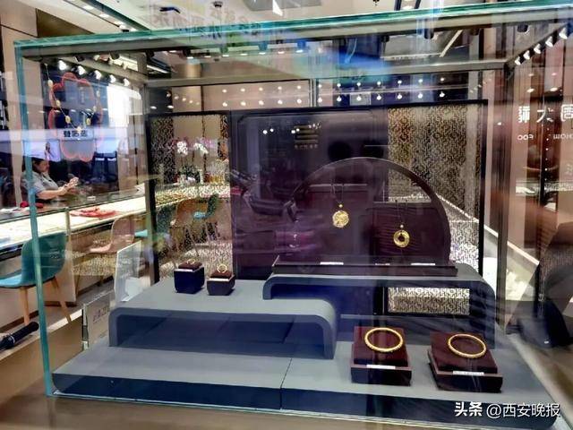 午后突发,黄金再度大跳水,现货黄金一度大跌1.92%<strong></p>
<p>原油与股票</strong>。
