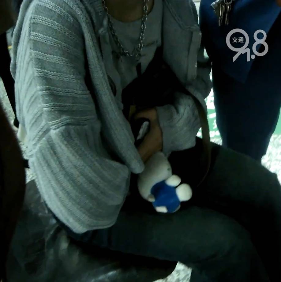 杭州地铁内<strong></p>
<p>怎么炒原油</strong>,女乘客突然崩溃大哭!紧接着……这一幕被拍下