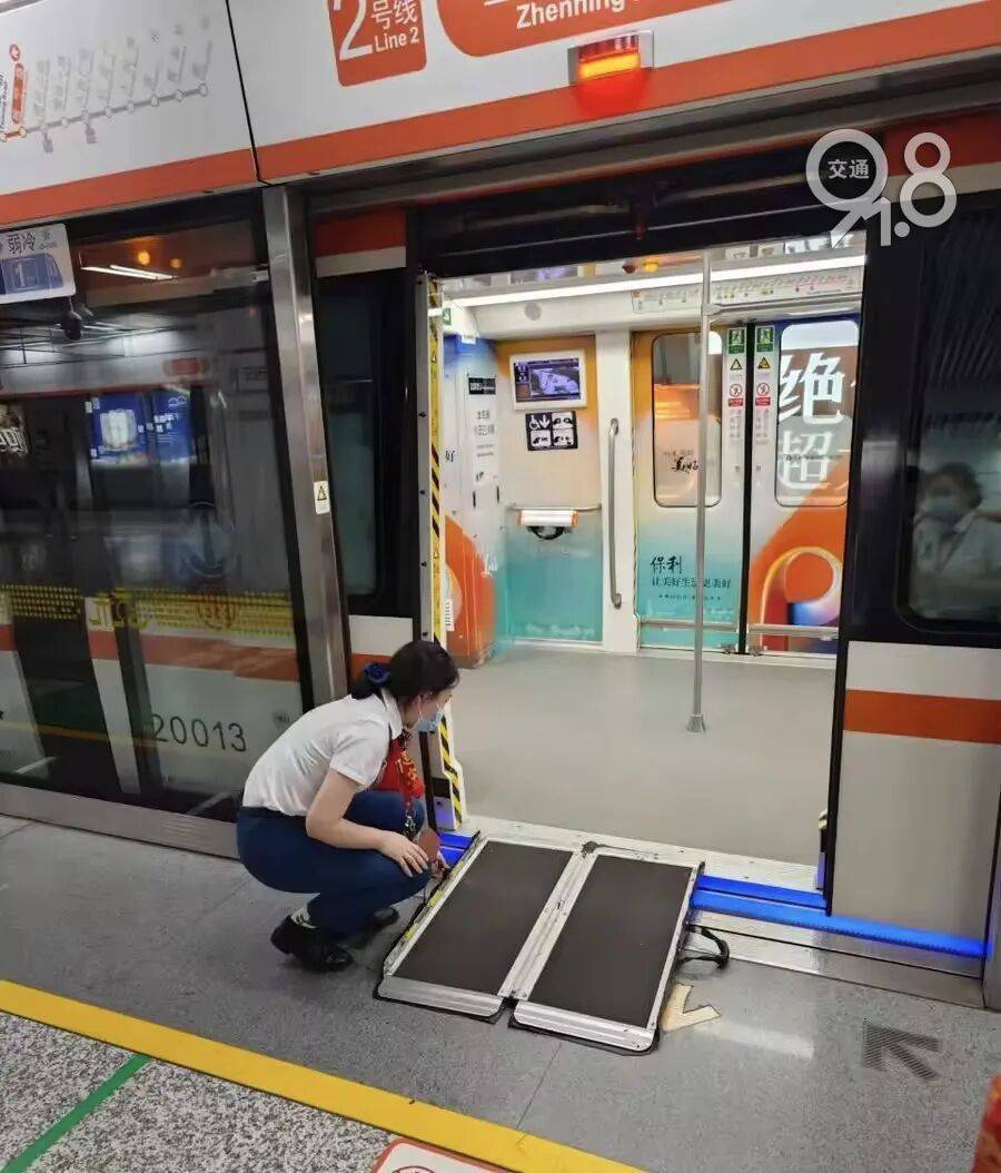 杭州地铁内<strong></p>
<p>怎么炒原油</strong>,女乘客突然崩溃大哭!紧接着……这一幕被拍下