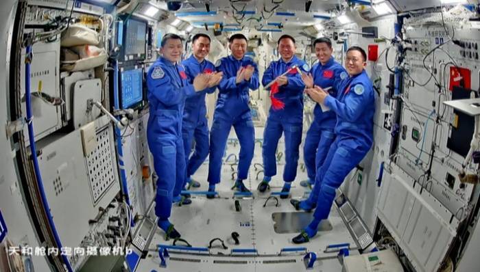 疑似遭空间微小碎片撞击<strong></p>
<p>上海证券</strong>，神舟二十号返回任务将推迟进行