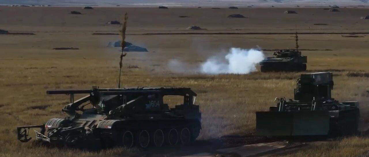 大场面！机器狗、无人机开路<strong></p>
<p>上海证券</strong>，实兵对抗演练画面公布