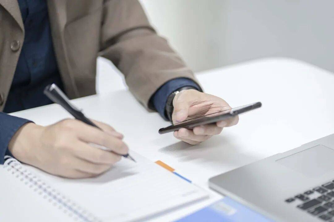 国安部：一机关新任干部为炫耀公务员身份<strong></p>
<p>上海证券</strong>，擅自将秘密级文件发朋友圈，造成泄密被处分