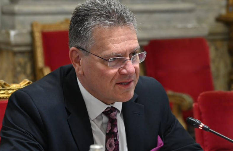 欧盟高官:向中方提交了2000份稀土申请<strong></p>
<p>中投证券易网厅</strong>,刚过了一半