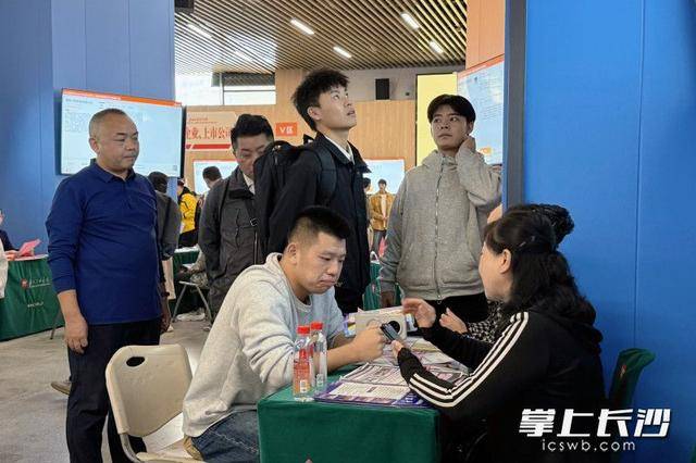 700余名退役军人及军属长沙求职<strong></p>
<p>中投证券易网厅</strong>,165人达成意向