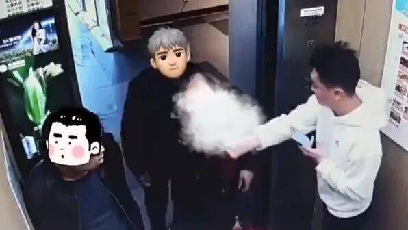 大叔叼着烟进电梯<strong></p>
<p>广发证券手机版just</strong>，小伙果断出手！网友点赞