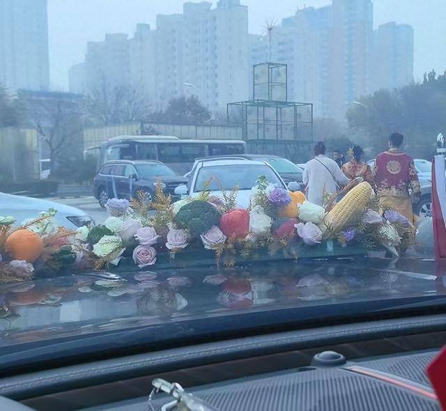 河北一对新人结婚遭拦车索要50条香烟,街道办接线员称“拦婚车较常见,不拦反而不好”