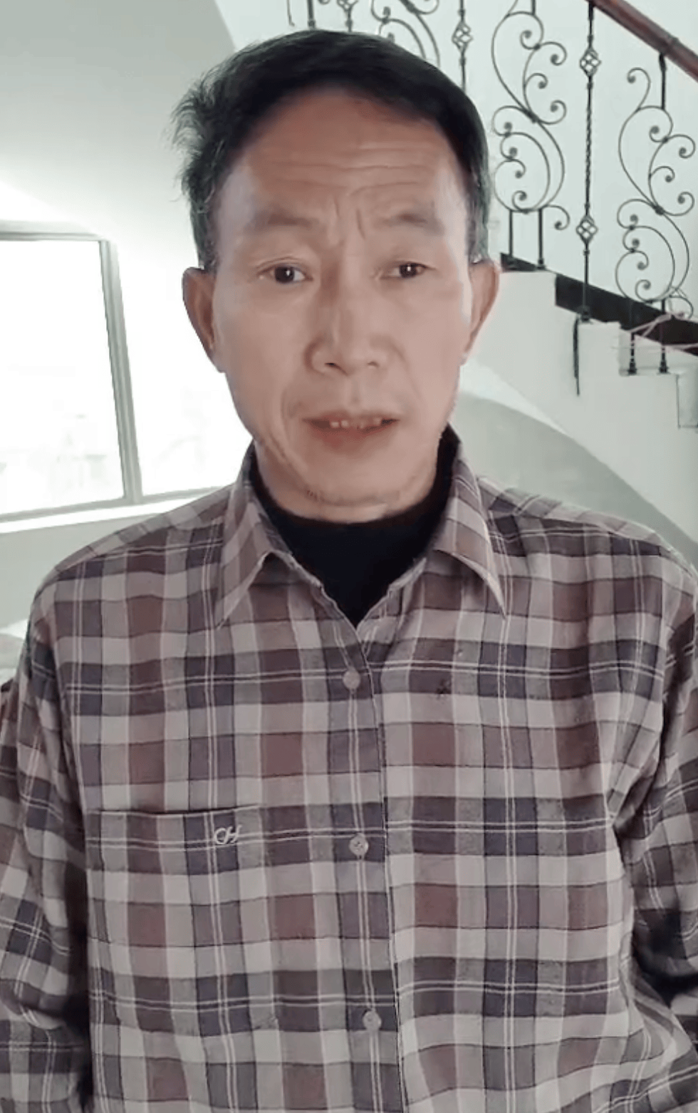 “蛇被我甩开了<strong></p>
<p>招商证券交易网</strong>,没完全注射毒液”,湖南直播抓蛇被咬伤网红被警方拘留后发声道歉