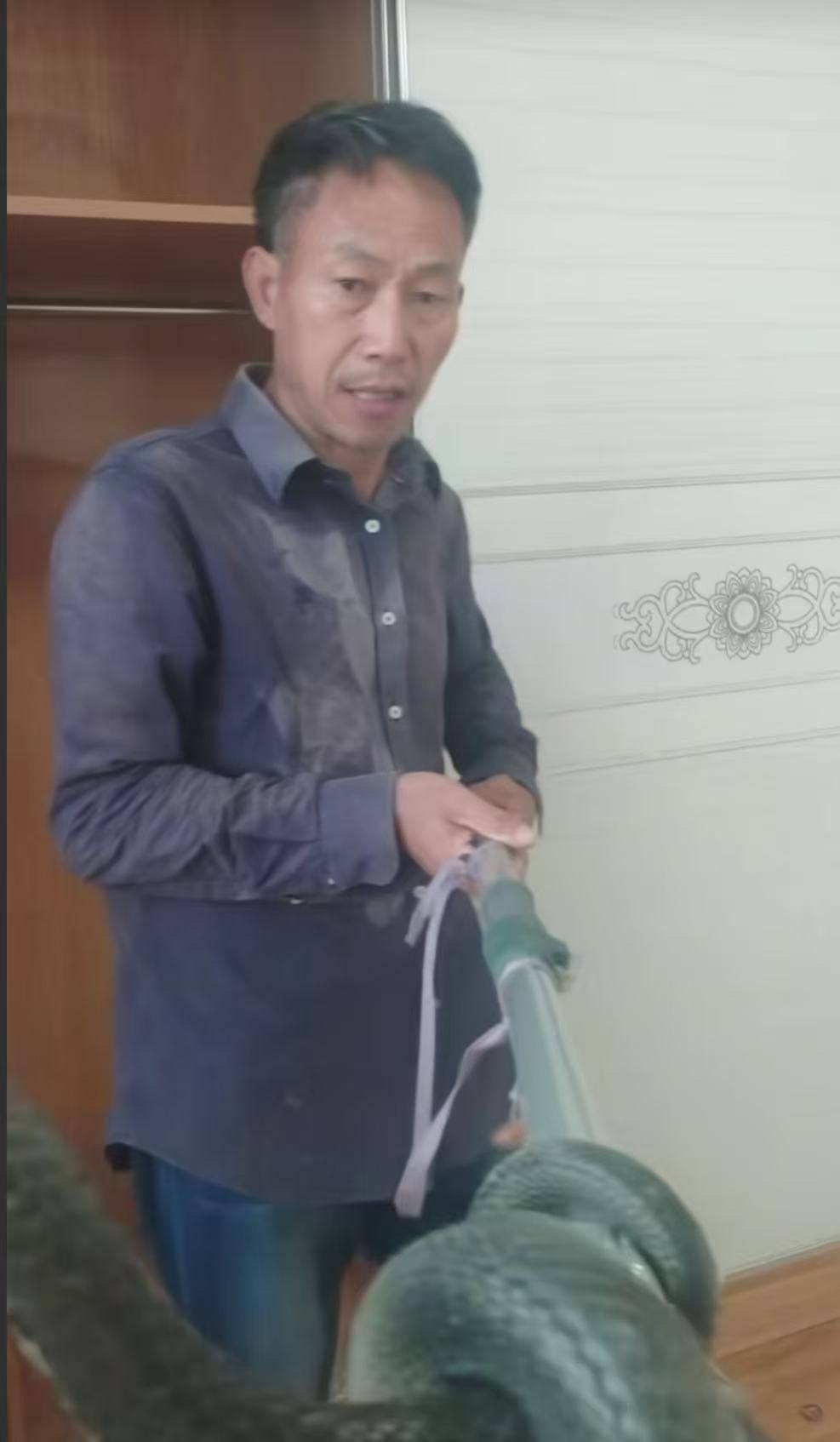 “蛇被我甩开了<strong></p>
<p>招商证券交易网</strong>,没完全注射毒液”,湖南直播抓蛇被咬伤网红被警方拘留后发声道歉