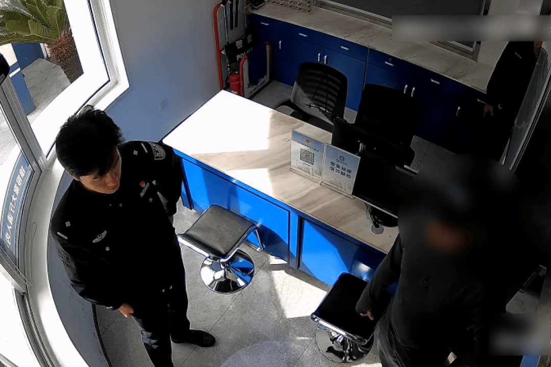 男子9600元转卖全新苹果17Pro max<strong></p>
<p>招商证券交易网</strong>,买家爽快转账1万后,其老婆银行卡被冻结!民警:这笔钱涉诈