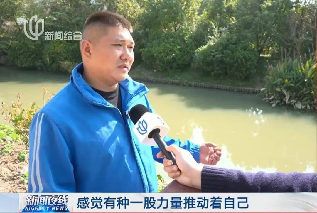 上海一快递小哥跳河救人，上岸后全身湿透继续派送