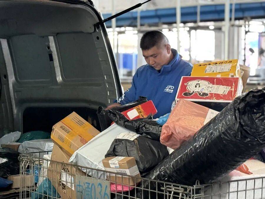 上海一快递小哥跳河救人<strong></p>
<p>华融证券小微融</strong>，上岸后全身湿透继续派送